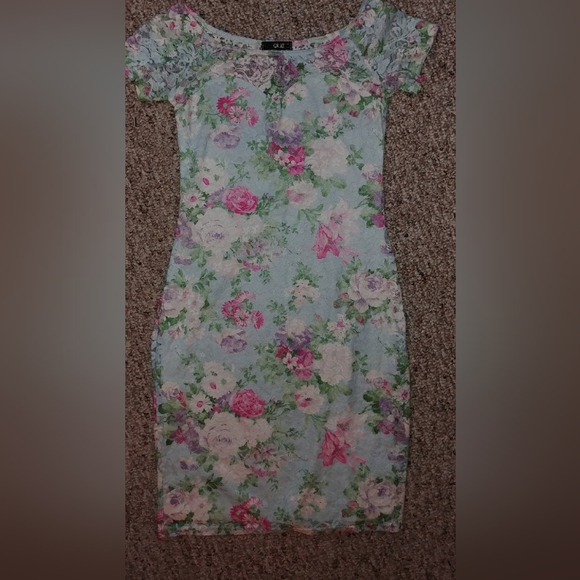 QUIZ lacy floral dress. - Picture 2 of 8